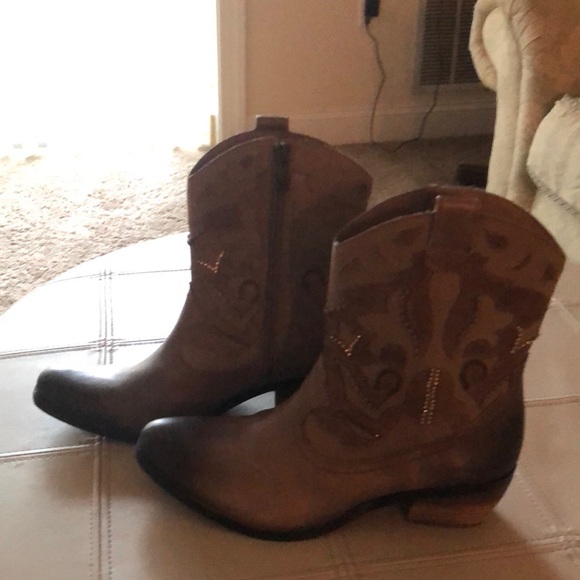 Shoes - Vince Camuto cowboy boots never worn size 9